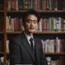 田中悠介，日本伦理剧专项编辑，日系风格男性，温文尔雅，书架背景