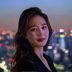 金智恩，韩国电影专项编辑，年轻女性，充满活力，背景为首尔城市景观